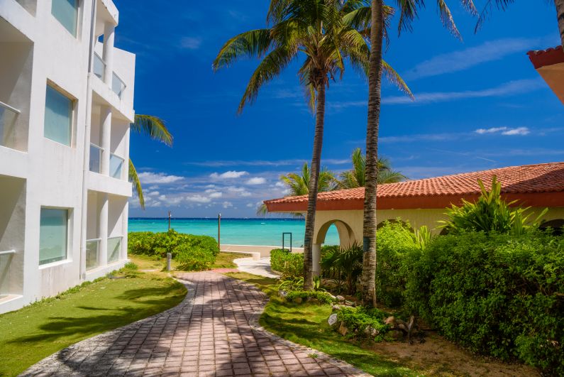 luxury white villa with palms Bienes raíces en la costa norte de la República Dominicana, ¿cuál ciudad se ajusta a tu búsqueda?