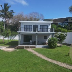 "Villa de 4 chambres avec vue sur l'océan, piscine et jardins luxuriants.