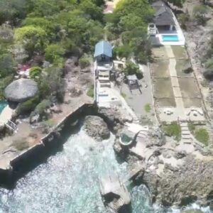 Jewel in paradise with direct access to the sea.