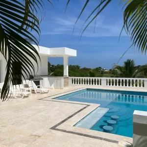 Villa moderna en la popular comunidad de Cerrada.