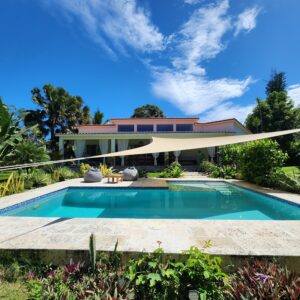 Villa Élégante de 3 Chambres avec Espaces Intérieurs et Extérieurs